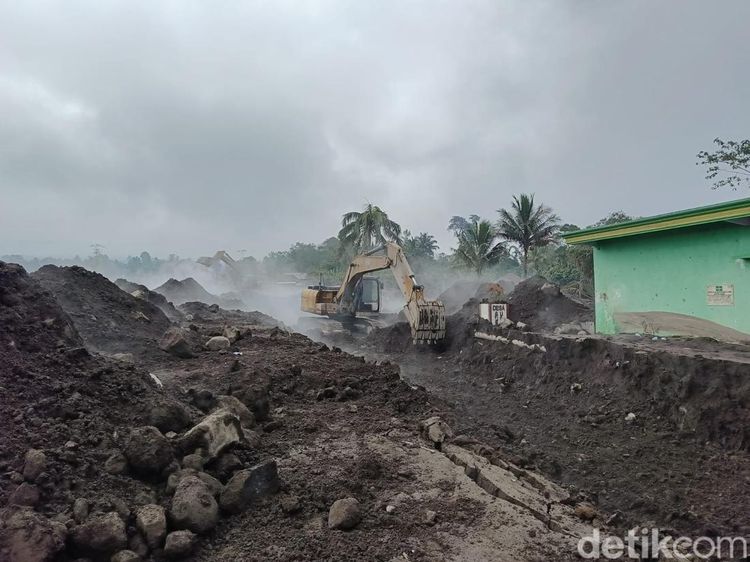 Potret Alat Berat Bersihkan Sisa Material Erupsi Gunung Semeru