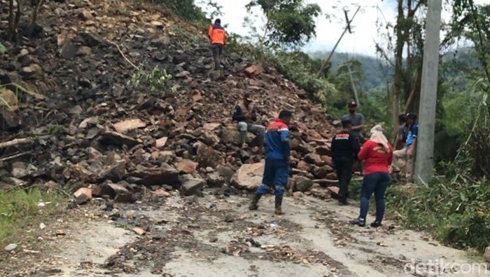 Material longsor menutup jalan di kilometer 11, Kelurahan Latuppa, Kecamatan Mungkajang, Palopo.