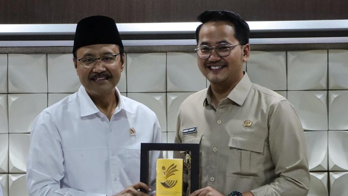 Menteri Sosial RI, Saifullah Yusuf (kemeja putih) menerima audiensi Wakil Wali Kota Cimahi, Adhitia Yudisthira (kemeja krem)