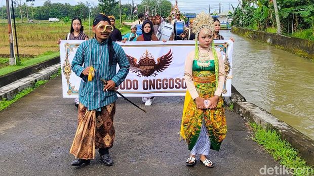 Merti Desa Cengkawakrejo Purworejo dimeriahkan kirab budaya dan juga pentas wayang semalam suntuk, Sabtu (22/11/2025). Merti Desa Cengkawakrejo Purworejo dimeriahkan kirab budaya dan juga pentas wayang semalam suntuk, Sabtu (22/11/2025).