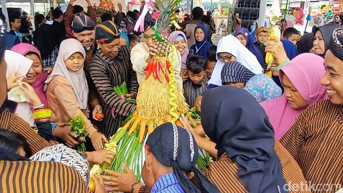 Merti Desa Cengkawakrejo Purworejo dimeriahkan kirab budaya dan juga pentas wayang semalam suntuk, Sabtu (22/11/2025).