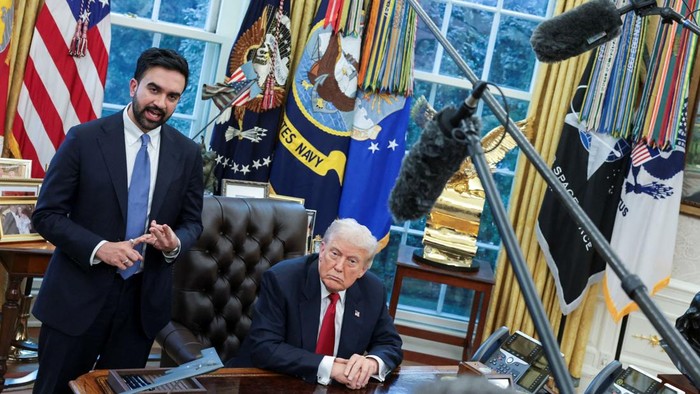 U.S. President Donald Trump shakes hands with with New York City Mayor-elect Zohran Mamdani as they meet at the White House in Washington, D.C., U.S., November 21, 2025. REUTERS/Jonathan Ernst