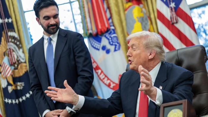 U.S. President Donald Trump shakes hands with with New York City Mayor-elect Zohran Mamdani as they meet at the White House in Washington, D.C., U.S., November 21, 2025. REUTERS/Jonathan Ernst