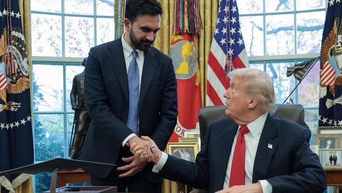 U.S. President Donald Trump shakes hands with with New York City Mayor-elect Zohran Mamdani as they meet at the White House in Washington, D.C., U.S., November 21, 2025. REUTERS/Jonathan Ernst