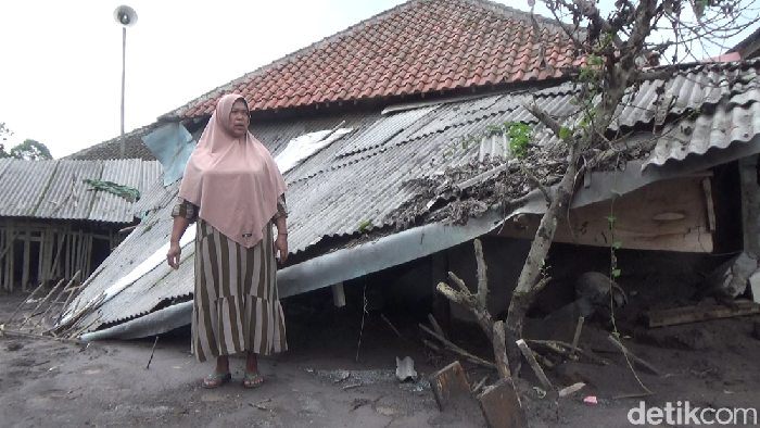 Nur Azizah, salah satu warga di Desa Supit Urang, Pronojiwo, Lumajang rumahnya rusak parah tertimbun material awan panas guguran Gunung Semeru.