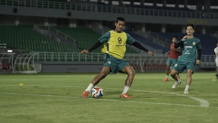 Official training PSS Sleman di Stadion Gelora Delta, Sidoarjo, Jumat (21/11/2025).