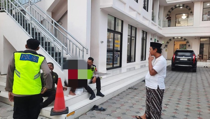Seorang remaja ditemukan menangis di pagar Masjid Masjid Qolbun Syakur, Prambanan, Klaten, Sabtu (22/11/2025).