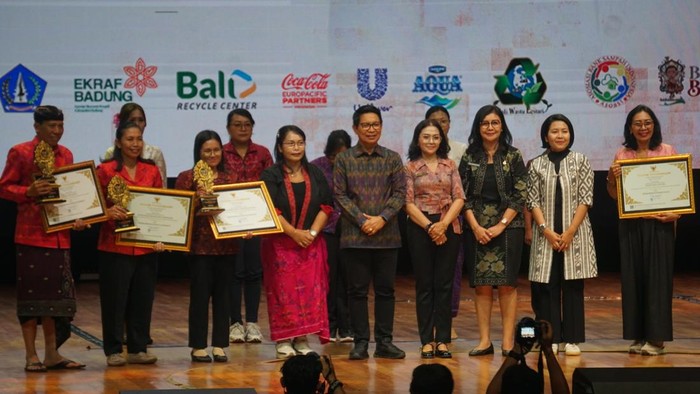 Para pihak yang mendapat penghargaan dari ajang apresiasi pengelolaan sampah berbasis sumber melalui kompetisi Bank Sampah, TPS3R, dan Sekolah Adiwiyata tahun 2025. (Agus Eka/detikBali)
