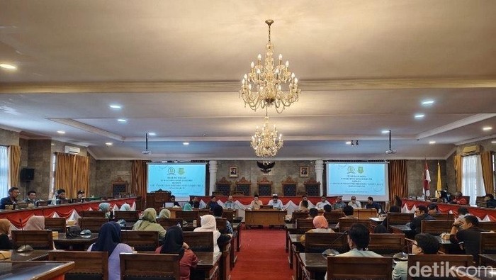 Pegawai honorer RSUD Syamsudin saat audiensi dengan DPRD Kota Sukabumi