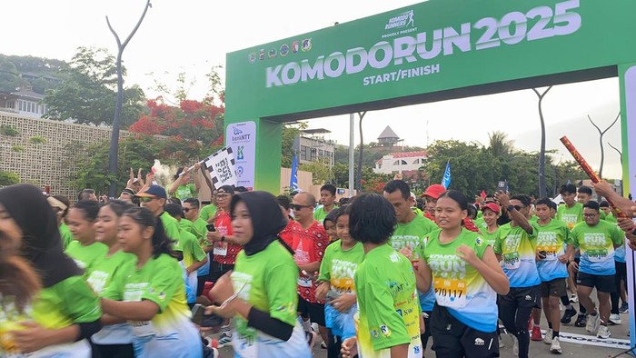 Pelari mengikuti Komodo Run 2025 di Labuan Bajo, Manggarai Barat, NTT, Sabtu (22/11/2025) (Ambrosius Ardin)