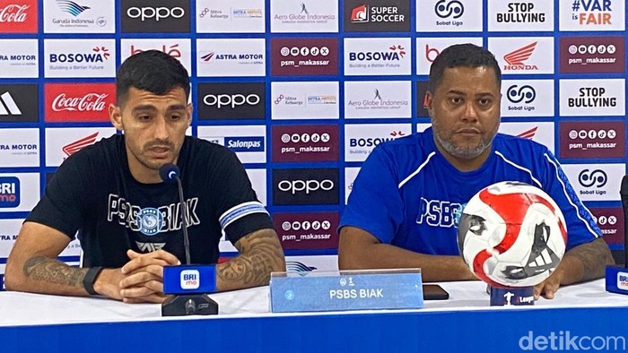 Pelatih PSBS Biak, Divaldo Alves dan pemainnya Pablo Andrade usai dibantai PSM Makassar 0-5 di Stadion Gelora BJ Habibie.