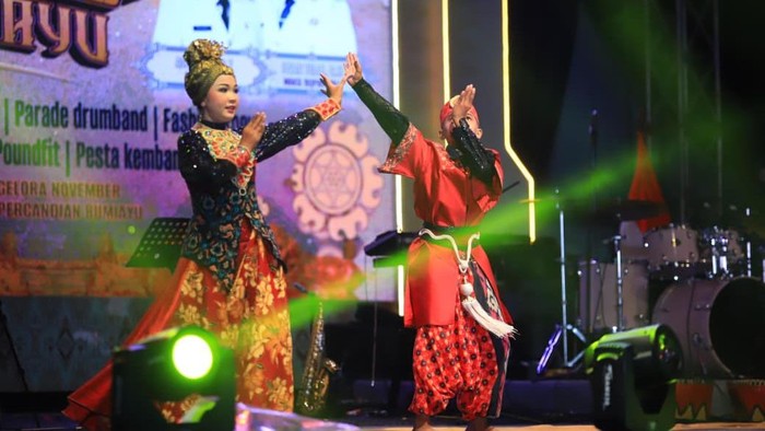 Penampilan seni budaya di Festival Candi Bumi Ayu di PALI.