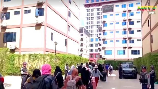 Militer Myanmar menggerebek pusat penipuan online besar di kawasan perbatasan Thailand. (MRTV via Reuters)