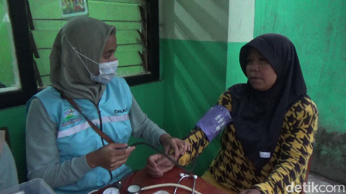 Pengungsi erupsi Semeru mulai mengeluhkan sakit.