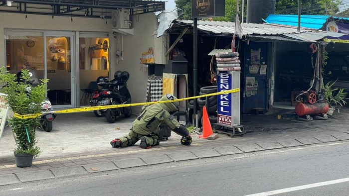 Penjinak bom dari Gegana Brimob Polda Bali mengecek koper yang mencurigakan di Denpasar, Sabtu (22/11/2025).