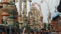 Penjor ini adalah hasil karya para sekaa teruna-teruni dari puluhan banjar se-Desa Adat Kerobokan yang dilombakan pada festival tahun ini. (Foto: Agus Eka/detikBali)