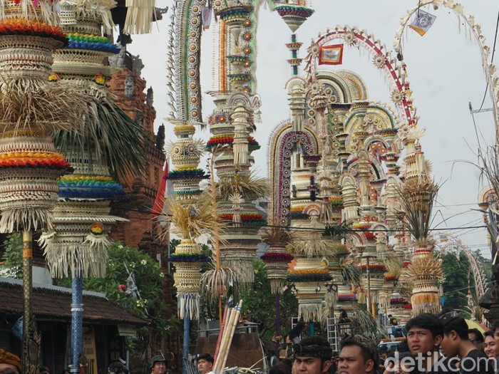 Penjor-penjor raksasa di Kerobokan, Badung, Bali.