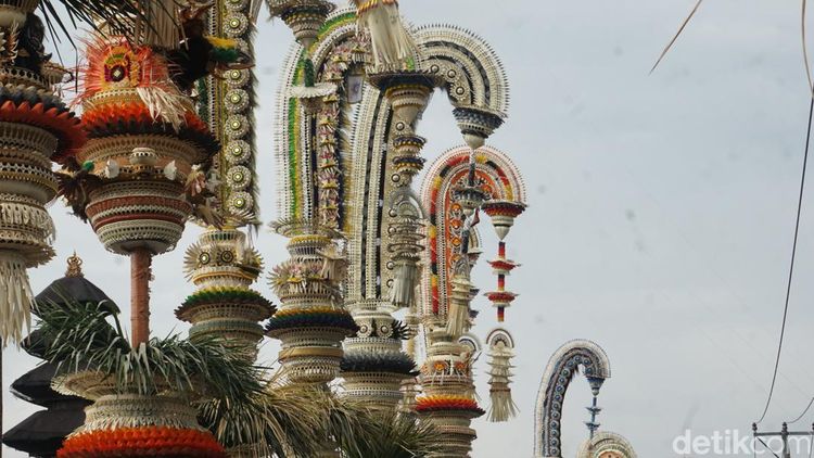 Warna-warni Penjor Raksasa Cantik di Kerobokan Badung