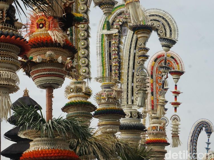 Warna-warni Penjor Raksasa Cantik di Kerobokan Badung