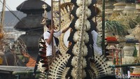 Pemasangan penjor berlangsung sejak pagi hingga sore ini, Sabtu (22/11/2025). (Foto: Agus Eka/detikBali)