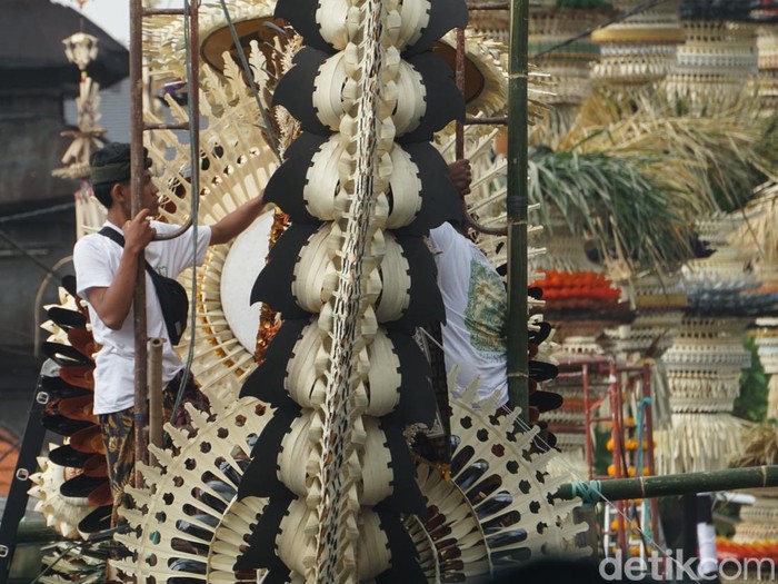 Penjor-penjor raksasa di Kerobokan, Badung, Bali.