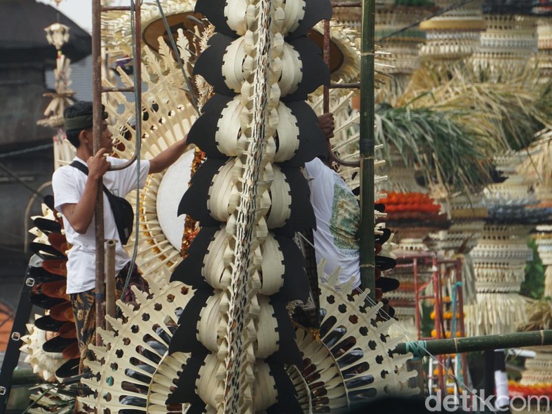 Penjor-penjor raksasa di Kerobokan, Badung, Bali.