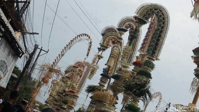 Penjor-penjor raksasa di Kerobokan, Badung, Bali.