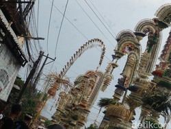 Penjor-penjor itu memberi warna berbeda, memancing minat wisatawan. Simbol budaya Bali yang tak pernah mati. (Foto: Agus Eka/detikBali)
