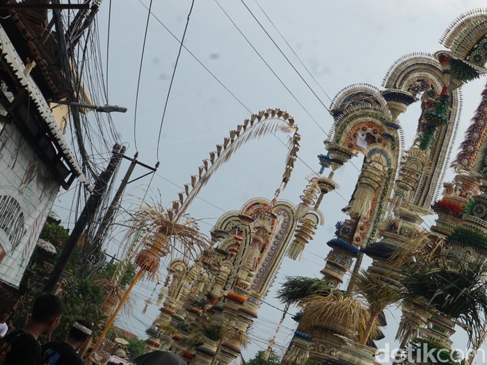 Penjor-penjor raksasa di Kerobokan, Badung, Bali.