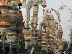 Warna-warni atribut penjor raksasa bersolek di Jalan Raya Kerobokan, Kuta Utara, Badung. (Foto: Agus Eka/detikBali)