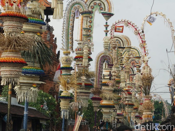 Penjor-penjor raksasa di Kerobokan, Badung, Bali.