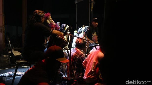Pentas wayang sampah di Desa Bakaran Kecamatan Juwana, Pati, Jumat (21/11/2025)