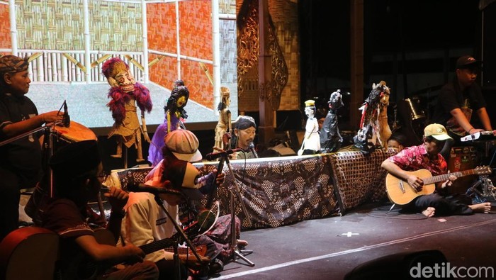 Pentas wayang sampah di Desa Bakaran Kecamatan Juwana, Pati, Jumat (21/11/2025)