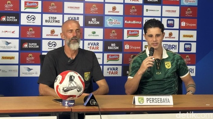 Bruno Moreira (kanan) bersama Pelatih Persebaya Eduardo Perez