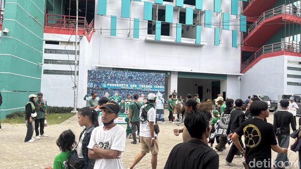 Persebaya vs Arema FC Ribuan Bonek atau suporter Persebaya mulai memadati Stadion Gelora Bung Tomo jelang hadapi Arema FC