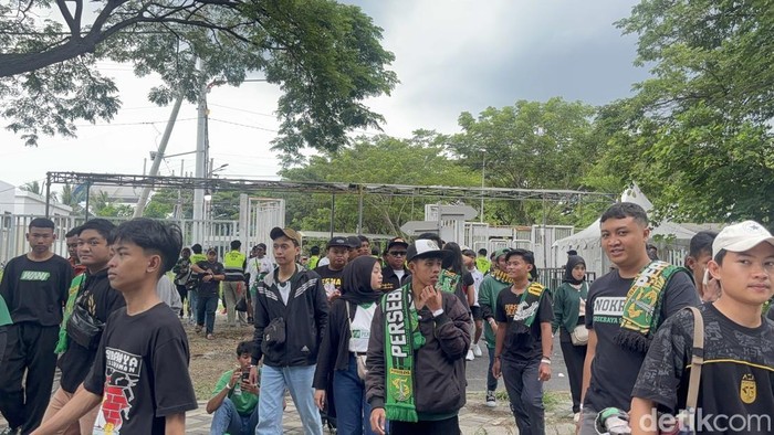 Ribuan Bonek atau suporter Persebaya mulai memadati Stadion Gelora Bung Tomo jelang hadapi Arema FC
