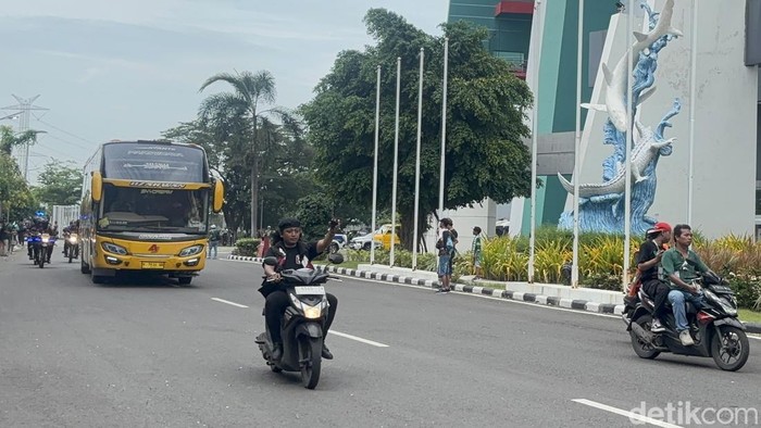 Bus tim Arema FC saat tiba di Stadion Gelora Bung Tomo (GBT) dengan dikawal aparat dan Bonek