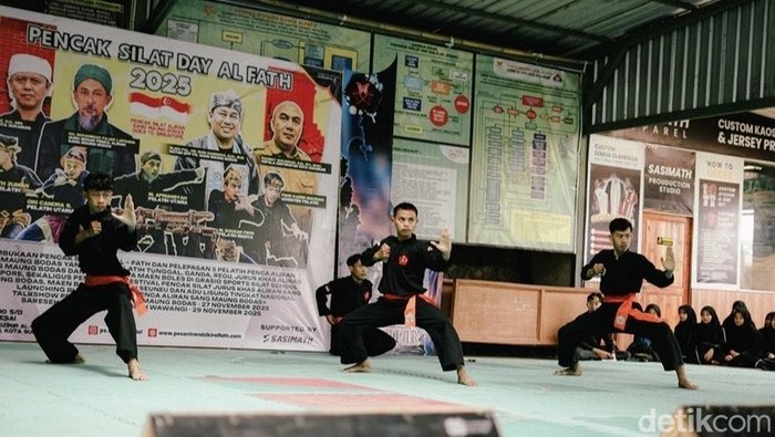 Pesilat Maung Bodas saat tampil di Ponpes Dzikir Al-Fath Sukabumi