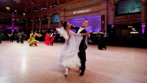 Pasangan peserta menari dengan penuh presisi di lantai dansa bersejarah Winter Gardens, menampilkan koreografi yang memukau para juri dan penonton. Foto: REUTERS/Temilade Adelaja