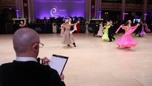 Kejuaraan Tari Nasional Inggris berawal pada pertengahan 1970-an ketika komunitas tari di Inggris ingin memiliki panggung resmi bagi para penari ballroom dan latin yang terus berkembang. Kompetisi ini pertama kali digelar dalam skala kecil di Blackpool, kota yang sudah dikenal sebagai pusat dunia tari internasional. Dengan cepat, ajang tersebut menarik perhatian sekolah-sekolah tari dari seluruh negeri dan menjelma menjadi agenda tahunan bergengsi. Foto: REUTERS/Temilade Adelaja