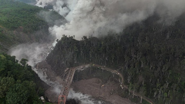 Sejumlah petugas berjaga di Jembatan Besuk Kobokan, Kecamatan Candipuro, Lumajang, Jawa Timur, Sabtu (22/11/2025). Pemerintah Kabupaten Lumajang menyiagakan tim gabungan untuk memberikan keamanan bagi pengendara yang melintas di kawasan tersebut menyusul risiko hujan abu dan potensi letusan sekunder dari aktivitas Erupsi Semeru. ANTARA FOTO/Irfan Sumanjaya/YU