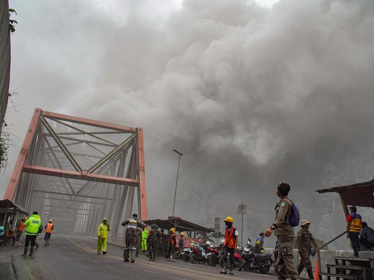 Petugas Bersiaga di Jembatan Besuk Kobokan Antisipasi Dampak Erupsi Semeru