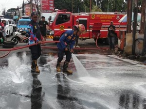 Solar Tumpah di Cileungsi Bogor Bikin Pemotor Berjatuhan, Damkar Turun Tangan