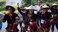 Pelari dengan kostum petani juga ikut memeriahkan Brimob Run 2025. Mereka lari membawa hasil bumi. (Foto: dok. Polda Riau)