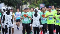 Shaun The Sheep ikut memeriahkan Brimob Run 2025. Para peserta berkostum unik dan berlari secara berkelompok menumbuhkan semangat kebersamaan. (Foto: dok. Polda Riau)