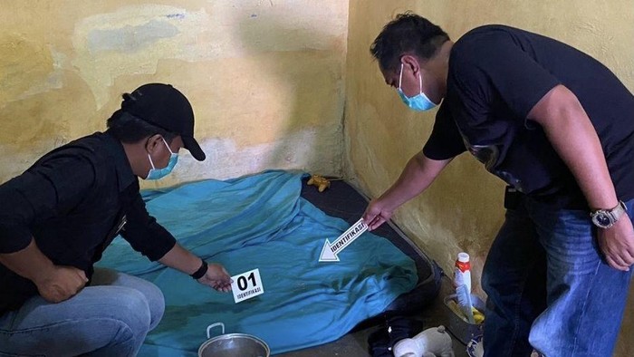 Polisi melakukan olah TKP kasus tewasnya bayi 2 tahun dibunuh pacar ibunya di Luwu.