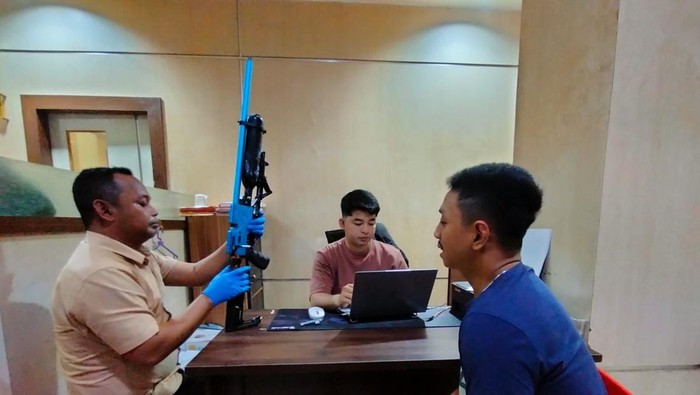 Polisi memeriksa tersangka CD pelaku penembakan di Sapiria Makassar.