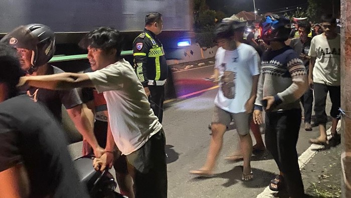 Polisi saat mendatangi TKP kecelakaan di Parepare.