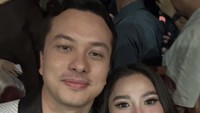 Aktris Indonesia, Acha Septriasa tengah menarik perhatian publik usai mengunggah foto selfie bersama Nicholas Saputra. Foto ini disebut-sebut membuat Acha bernostalgia ke 20 tahun yang lalu. Foto: Instagram @septriasaacha