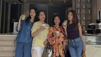 Misalnya momen ketika artis kelahiran 1989 itu mampir ke sebuah kafe di Jakarta bersama orang tersayang. Di kafe Kisaku, Acha pun tampak memegang segelas minuman matcha lattenya. Foto: Instagram @septriasaacha